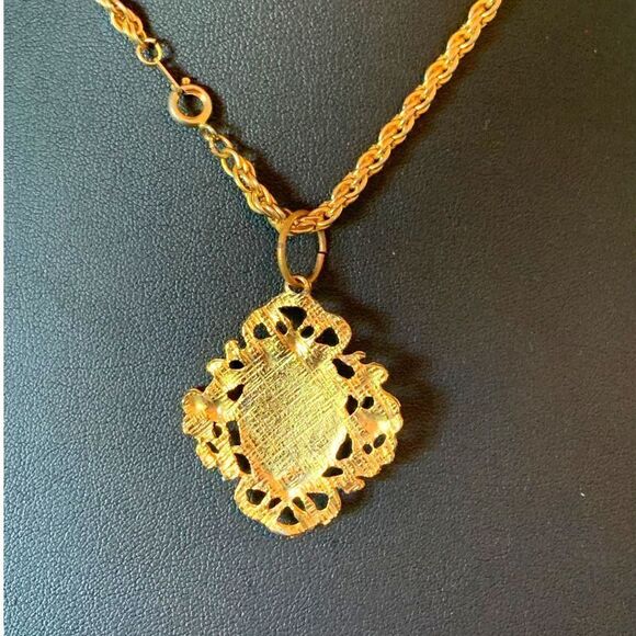 Vintage Lady Cameo Pendant with Chain, in Gold tone, Unmarked - Picture 3 of 3